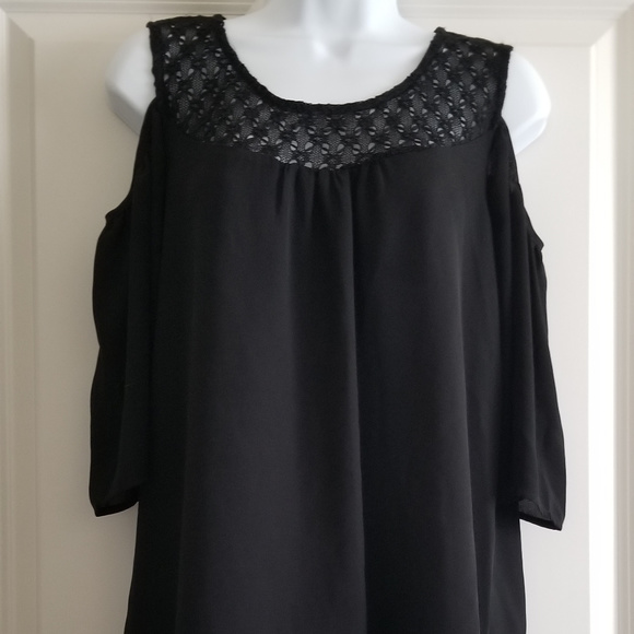 ⚡Lot of 2 Cold shoulder Blouses - Picture 2 of 8